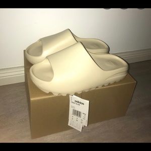 Yeezy slides size 6.5
